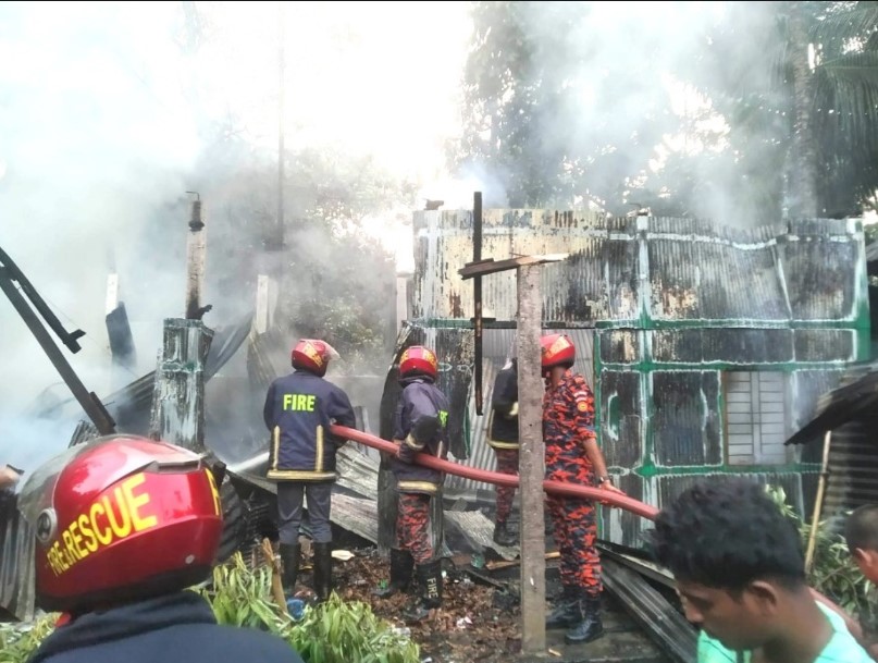 বুড়িচংয়ে বিএনপি নেতার বাড়িতে আগুন: ব্যবসায়ীদের ৮টি কক্ষ পুড়ে ছাই