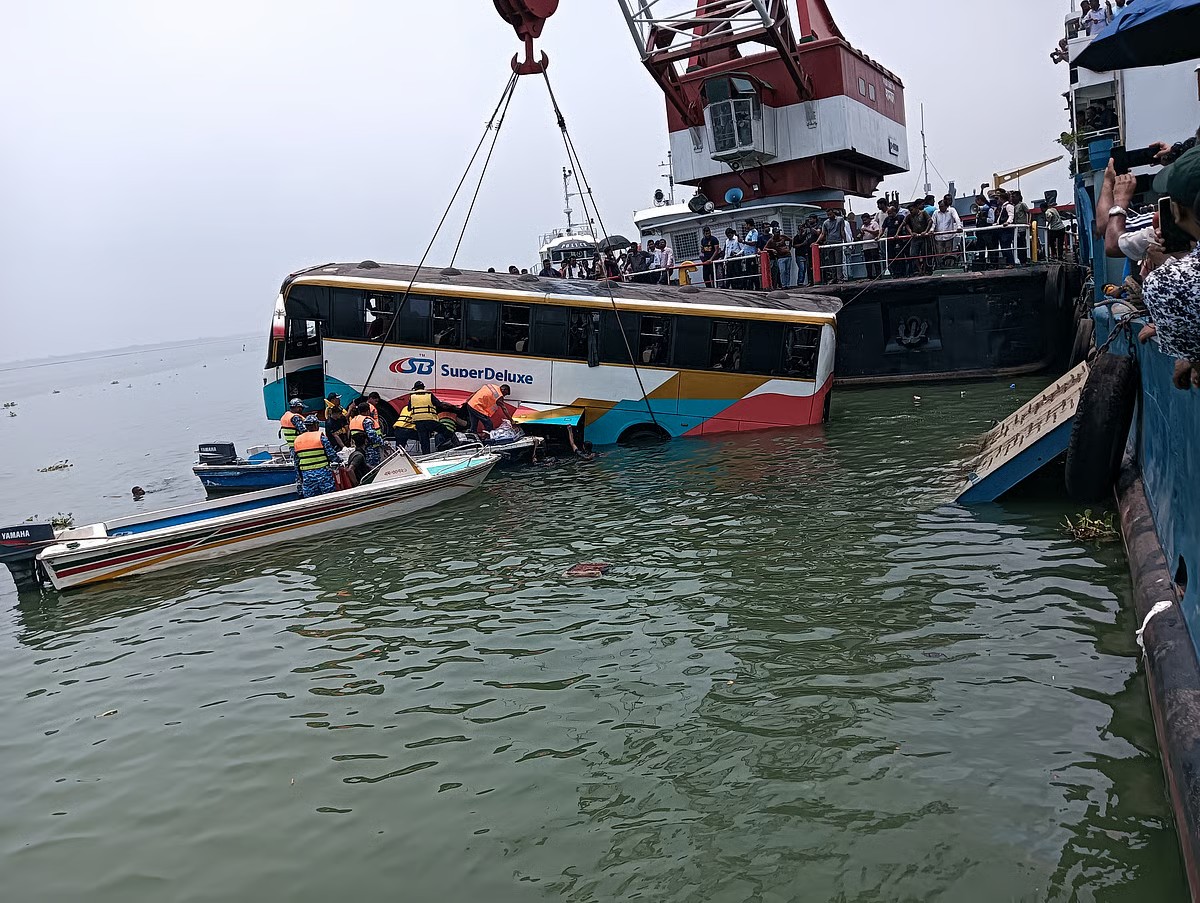 দৌলতদিয়ায় ফের নদীতে বাস দুর্ঘটনা, অল্পের জন্য রক্ষা পেলেন ৩৭ যাত্রী