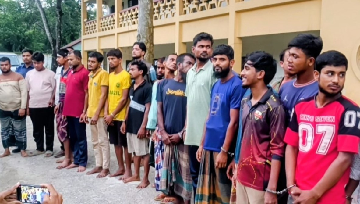 কুমিল্লায় পুলিশের ওপর হামলা-গাড়ি ভাঙচুরের ঘটনায় ১৯ জন গ্রেপ্তার