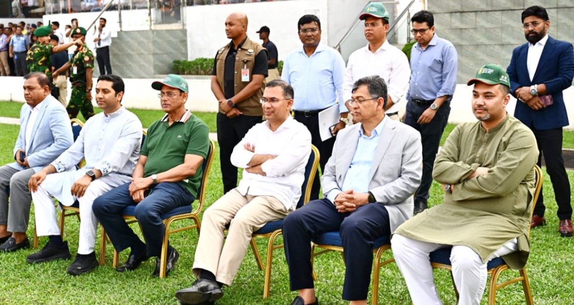 গোল্ডকাপ ফুটবলের ফাইনালে প্রধানমন্ত্রী তারেক রহমান, খুদেদের সাথে ওড়ালেন জাতীয় পতাকা