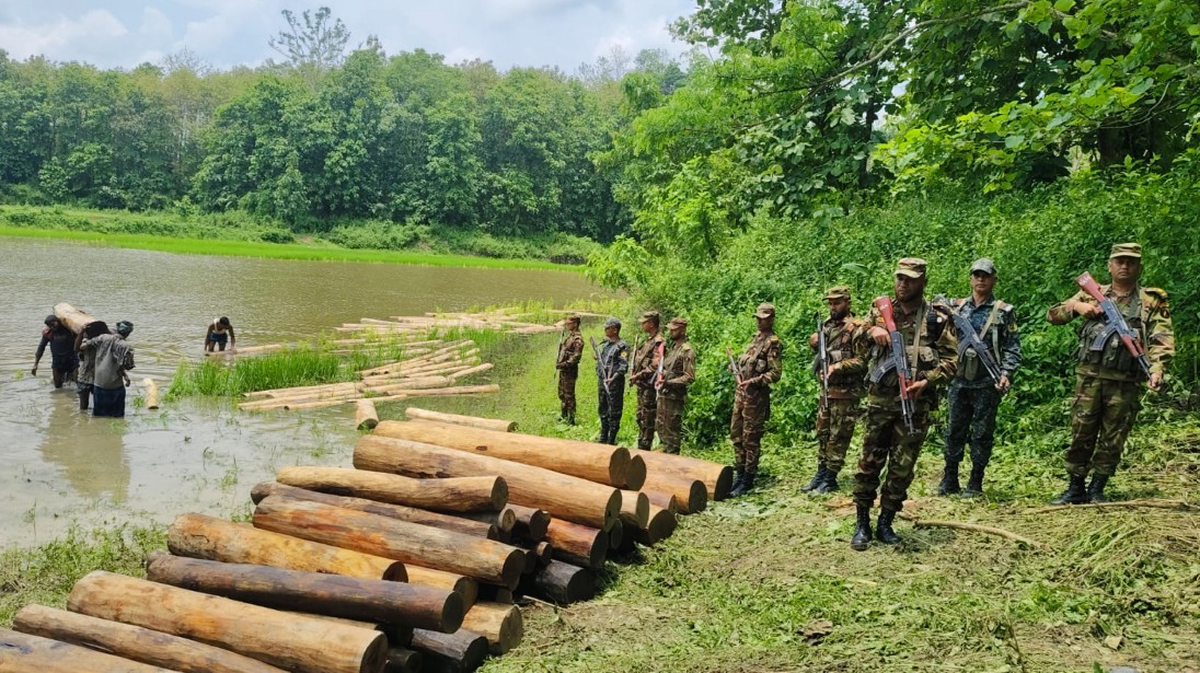 নানিয়ারচরে সেনা অভিযানে ১৩ লাখ টাকার সেগুন কাঠ উদ্ধার