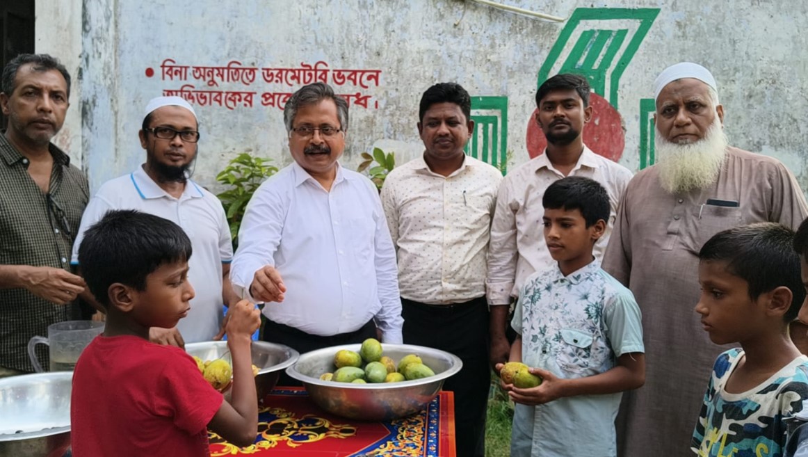 দেবিদ্বারে বৃক্ষরোপণ কর্মসূচির উদ্বোধন ও শিশু পরিবারের শিক্ষার্থীদের মাঝে ফল বিতরণ