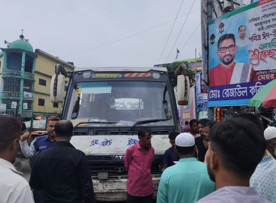দেবিদ্বার নিউ মার্কেটে বাস পার্কিং করে যানজট: ৩ পরিবহনকে ১৫ হাজার টাকা জরিমানা