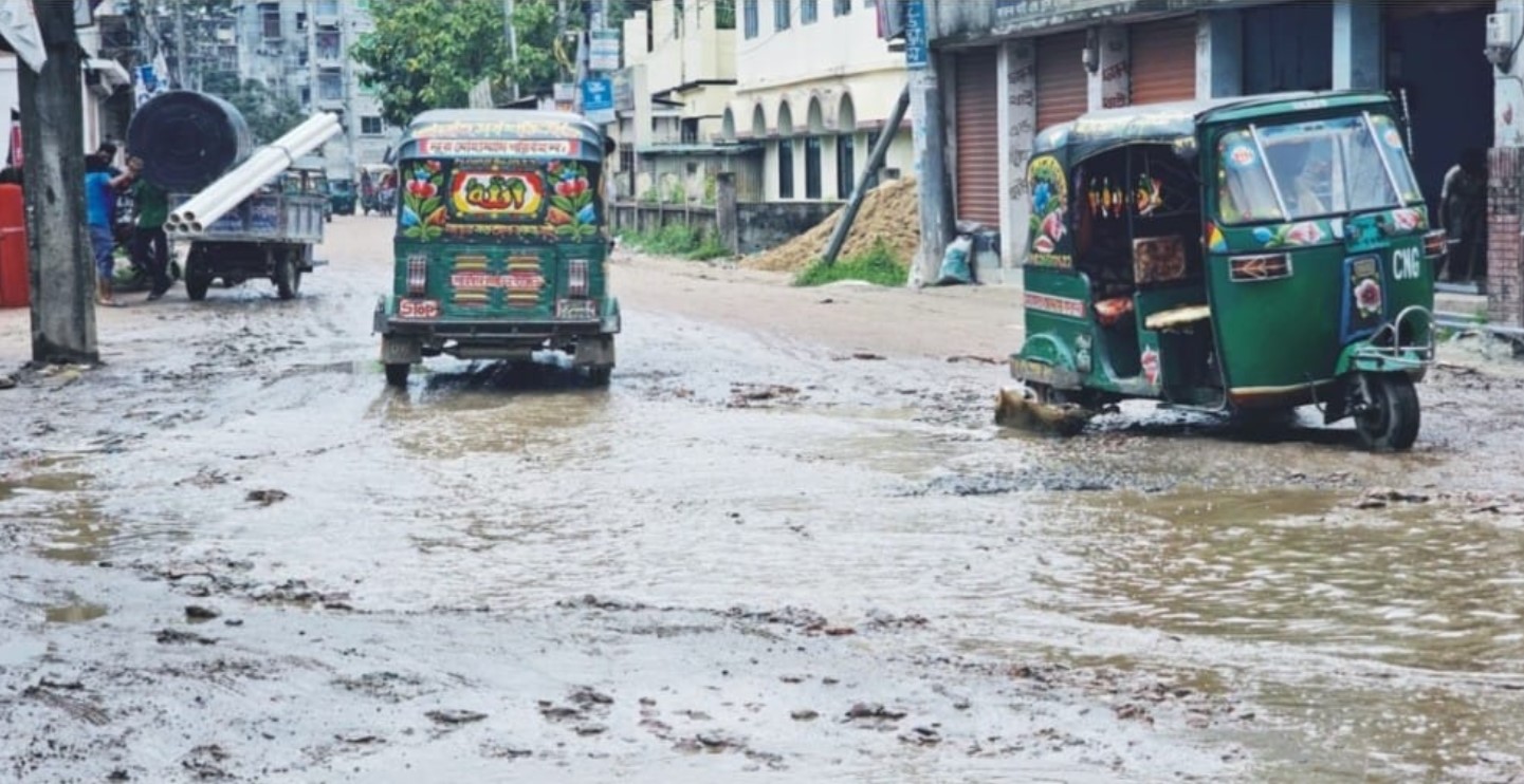 কুমিল্লার ৩ সড়কে লাখো মানুষের ভোগান্তি, ৫ বছরেও নেই সংস্কার