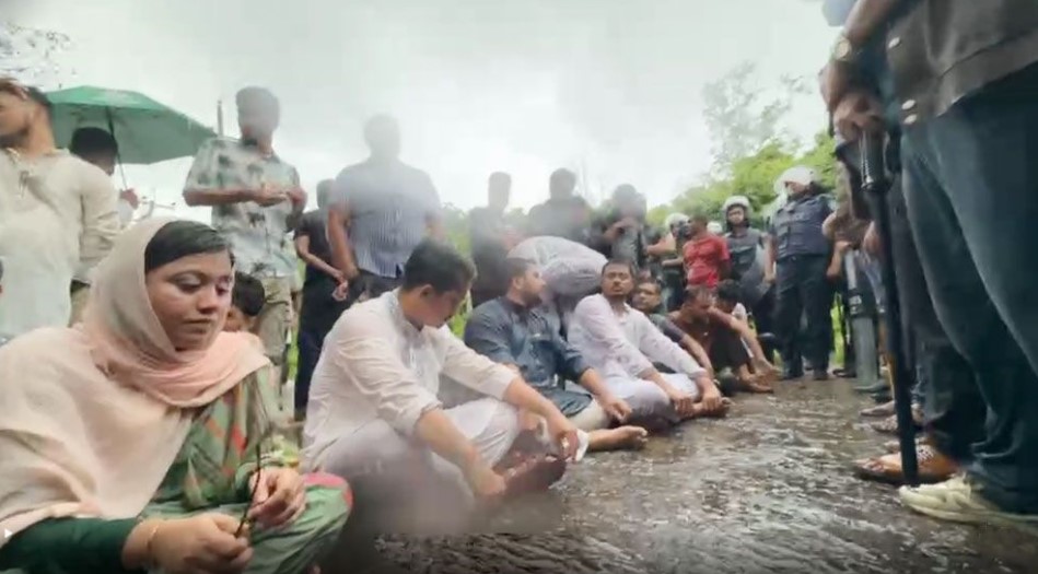 শ্রীমঙ্গলের পর বাহুবলে আবার বাধা: সড়কের ওপরই বসে পড়লেন এনসিপি নেতারা