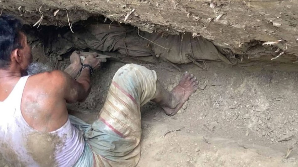 স্ত্রীর কবর খননকালে ২৪ বছর পর স্বামীর অক্ষত দেহ উদ্ধার