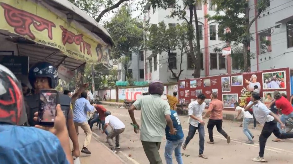 সিট দখল ঘিরে আলিয়া মাদ্রাসায় ছাত্রদল-শিবির রক্তক্ষয়ী সংঘর্ষ