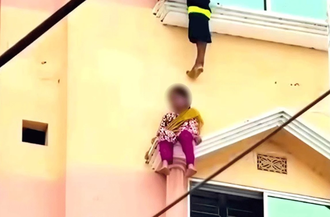 ফেনী শহরে বহুতল ভবনে চাঞ্চল্যকর ঘটনা, ছয়তলার কার্নিশ থেকে শিশুকে অক্ষত উদ্ধা