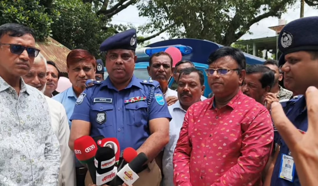 জননিরাপত্তা নিশ্চিতে রায়পুরা থানায় দুটি পুলিশ ভ্যান দিলেন এমপি বকুল
