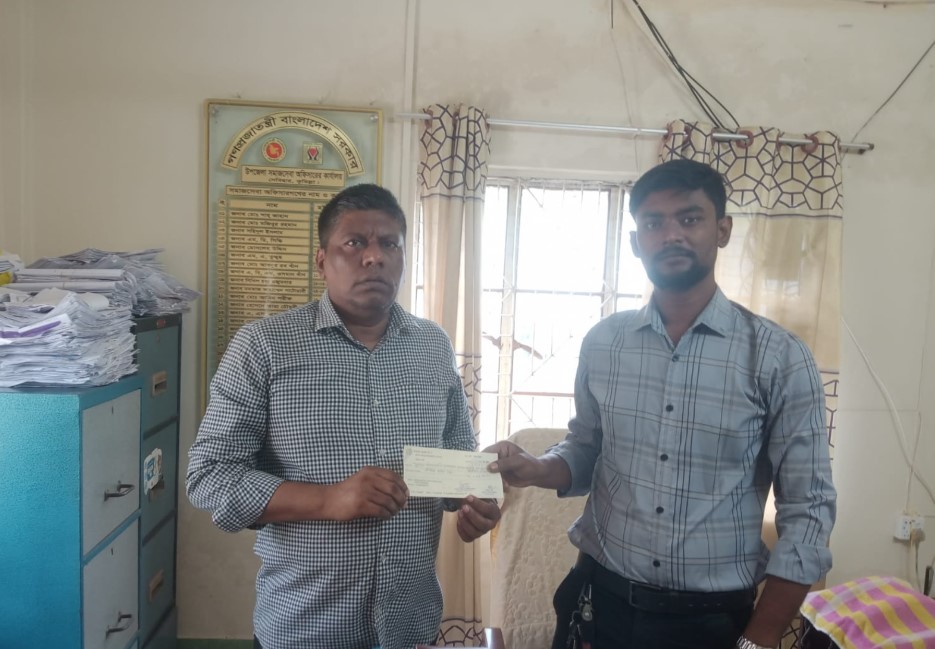 সরকারি অনুদানের চেক গ্রহণ করলেন রেসডোর চেয়ারম্যান আবুল কালাম আজাদ