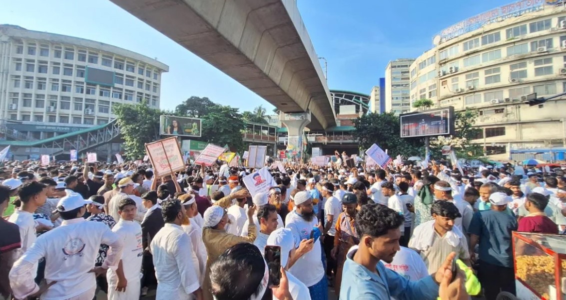 নোয়াখালীকে বিভাগ ঘোষণার দাবিতে শাহবাগ অবরোধ, যান চলাচল বন্ধ