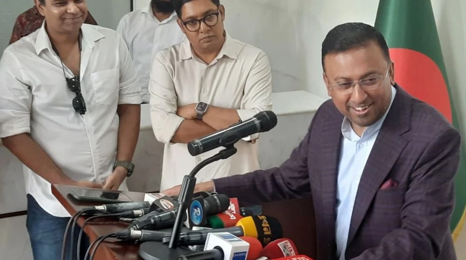যোগ্যতা ছিল না, দুর্নীতির গন্ধ রয়েছে: পুতুলের নিয়োগ নিয়ে তোপ উপদেষ্টার