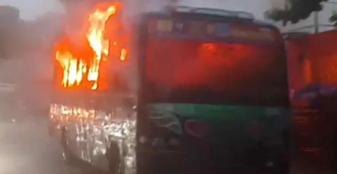 পল্লবীতে সরকারি কলেজের পাশে দাঁড়িয়ে থাকা বাসে আগুন