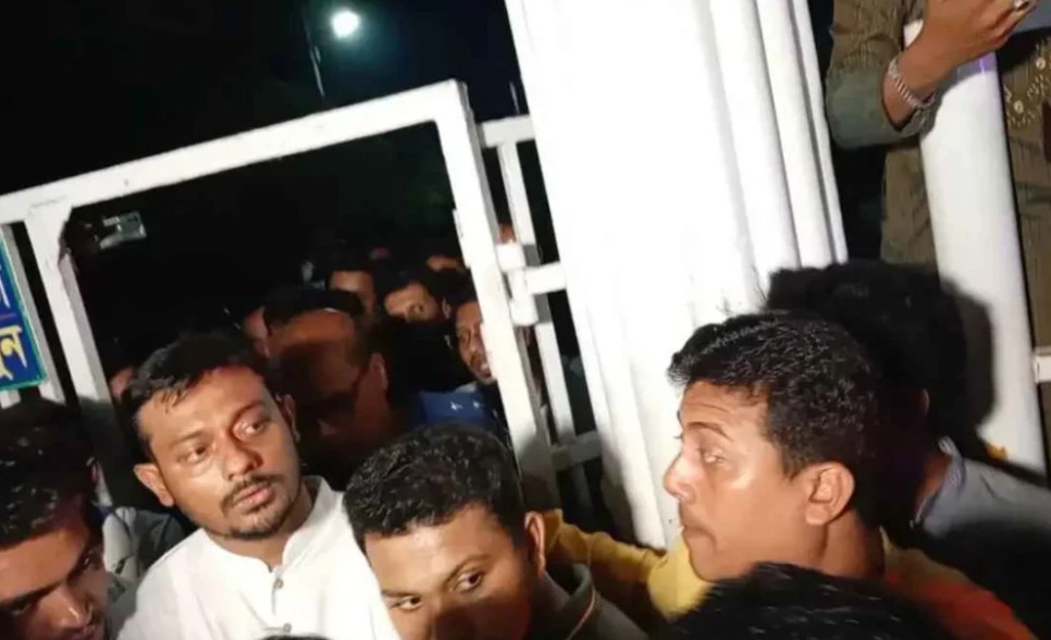 কুষ্টিয়ায় নাসীরুদ্দীন পাটওয়ারীর ওপর হামলা, থানায় এজাহার দিতে গিয়ে অবরুদ্ধ এনসিপি