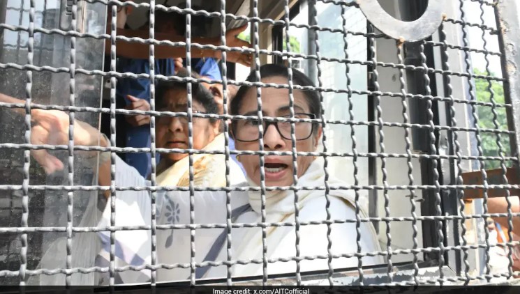 দিল্লিতে আটক তৃণমূল বিধায়কদের নিয়ে থানায় অনশন-ধরনায় মমতা বন্দ্যোপাধ্যায়