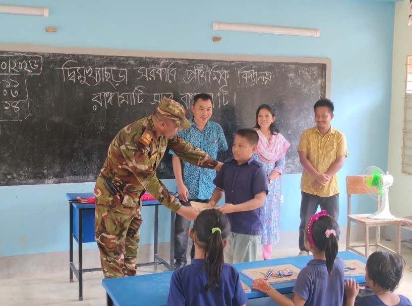 নানিয়ারচর জোন কর্তৃক শিক্ষক-শিক্ষার্থীদের মাঝে শিক্ষা সামগ্রী বিতরণ অনু‌ষ্ঠিত