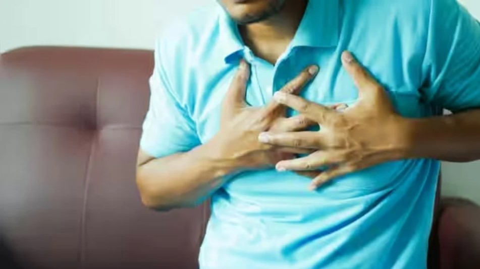 দীর্ঘ কর্মঘণ্টা যেভাবে নিঃশব্দে ক্ষতি করছে আপনার হৃদযন্ত্রের