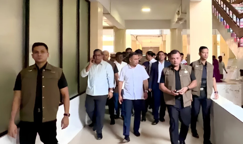 মাত্র সাড়ে চার ঘণ্টায় রাজধানীর ১৩টি স্পট আকস্মিক পরিদর্শন করলেন প্রধানমন্ত্রী