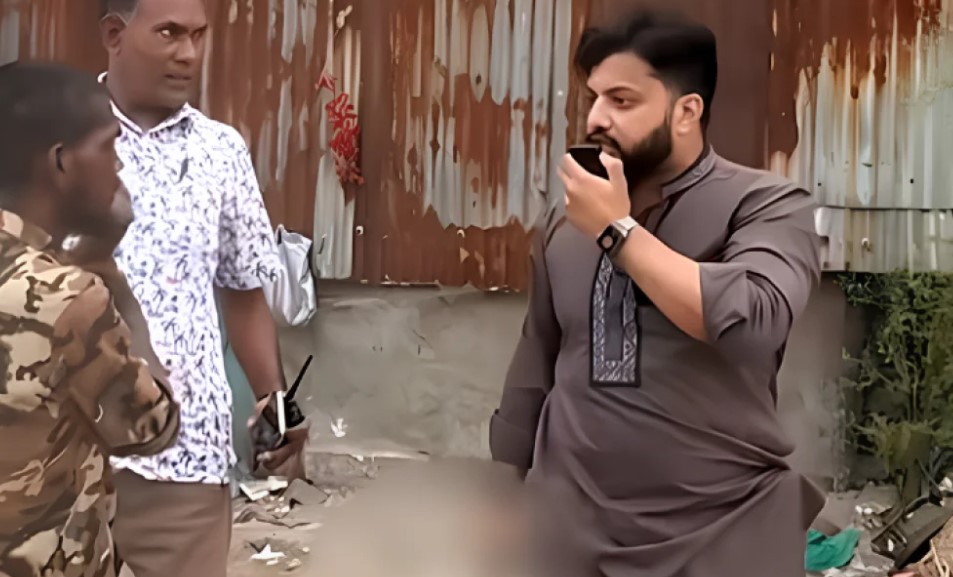 এক হাতে পিস্তল ও অন্য হাতে মাইক নিয়ে ইশরাক হোসেনের মাদকবিরোধী ধাওয়া