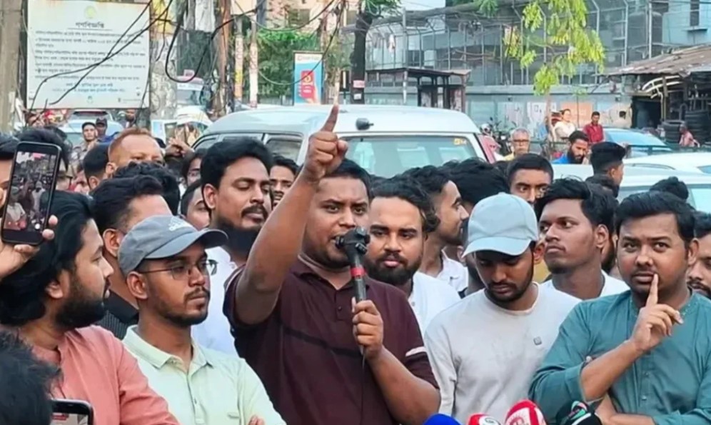 প্রধানমন্ত্রীর আশপাশের লোকজনের পকেটে ফিরতি টিকিট থাকে: হাসনাত আবদুল্লাহ