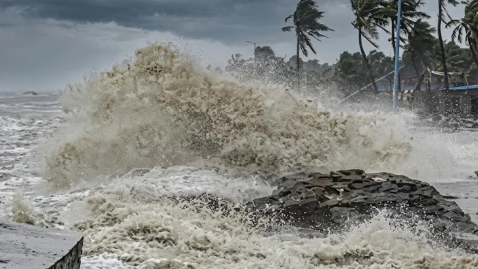 তাপপ্রবাহের পর ভ্যাপসা গরমের মধ্যেই এলো ঘূর্ণিঝড়ের আপডেট