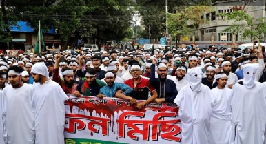 কারিগরি শিক্ষা খাতে ছয় দফা দাবি: কাফনের কাপড় বেঁধে রাজপথে শিক্ষার্থীরা
