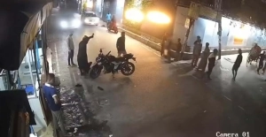 ঢাকায় প্রকাশ্যে যুবককে কুপিয়ে জখম, ভিডিও ভাইরাল
