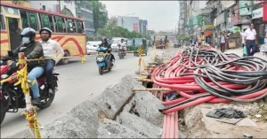সড়ক খোঁড়াখুঁড়ি: উন্নয়ন না ভোগান্তি?