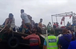 হাতিয়ায় ট্রলারডুবি, চলছে উদ্ধার
 