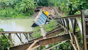 ব্রিজ ভাঙে, যাত্রা থামে—পিরোজপুরে ঝুঁকির সড়কপথ