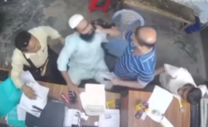 ঘিওরে দোকানেই দাড়ি ধরে টান, ব্যবসায়ীর ওপর হামলা ঘিরে ভাইরাল উত্তাপ!