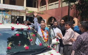 একজন পরিচ্ছন্নতাকর্মীর জন্য এমন বিদায়? অবিশ্বাস্য হলেও সত্য!
