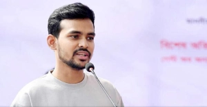 লাইসেন্সধারী অস্ত্র নিয়ে বিদেশ সফর, কী বলছেন উপদেষ্টা আসিফ মাহমুদ