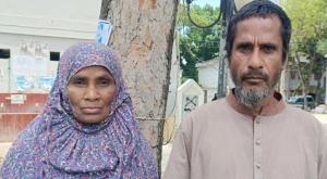 সিরাজগঞ্জের তাড়াশে সম্পত্তি হাতিয়ে বৃদ্ধ বাবা-মাকে ঘরছাড়া করলেন দুই ছেলে