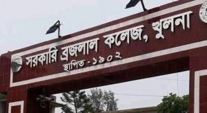 খুলনায় বিএল কলেজে ‘৩২ নম্বর বাড়ি’ ঘিরে বিতর্কিত প্রশ্ন, পরীক্ষা বাতিলের সিদ্ধান্ত