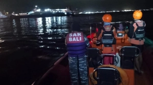 ইন্দোনেশিয়ায় নৌকা ডুবে ৩৮ জন নিখোঁজ, উদ্ধারকাজ চলছে
