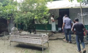 বাবার মরদেহ বাড়িতে রেখে পরীক্ষাকেন্দ্রে গেলেন আলিম পরীক্ষার্থী নুসরাত