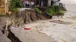 পদ্মার ভাঙনে বিলীন ঘরবাড়ি ও দোকানপাট, ঝুঁকিতে ৬০০ পরিবার