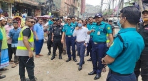  ঢাকার রাস্তায় ভ্রাম্যমাণ আদালতের ঝটিকা অভিযান, কারাদণ্ড-জরিমানা