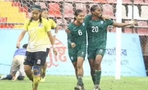 কর্দমাক্ত মাঠে প্রতিকূলতা পেরিয়ে লিডে বাংলার মেয়েরা