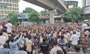 শাহবাগ অবরোধে স্বেচ্ছাসেবক দল, থমকে গেল রাজধানীর প্রাণকেন্দ্র