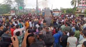 বরিশালে ৭ ঘণ্টা অবরোধ, ছাত্রদের বিক্ষোভে অচল শহর!