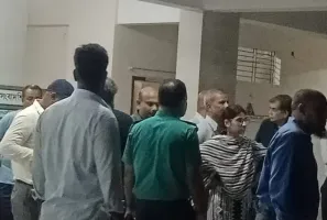 ৯ ঘণ্টা আটকে থাকার পর উপদেষ্টা আসিফ নজরুল ও আবরার, পুলিশ পাহারায় কলেজ ত্যাগ