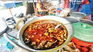 নীলা মার্কেট: ঢাকার সন্নিকটে খাদ্য-প্রেমীদের স্বপ্নীল গন্তব্য

