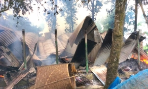 পাবনায় মসজিদ নিয়ে রক্তক্ষয়ী সংঘর্ষ, বাড়ি ঘরে আগুন ১৪৪ ধারা জারী করে উপজেলা প্রশাসন।