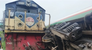 লালমনিরহাটে ভয়াবহ ট্রেন সংঘর্ষ লাইনচ্যুত দুটি বগি!