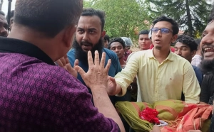 ভৈরবে ছিনতাই রোধে ব্যর্থতার অভিযোগে থানায় বিক্ষোভ, ওসির জন্য উপহার শাড়ি-চুড়ি