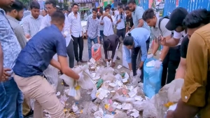 ছাত্রদলের সমাবেশ শেষে শাহবাগে সড়ক পরিষ্কার করলেন নেতাকর্মীরা