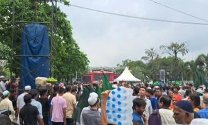 বৃষ্টিকে উপেক্ষা করে ‘জুলাই জাগরণ’-এ জনতার ঢল