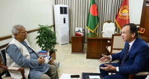‘মানুষ আপনাকে মনে রাখবে’—বিদায়বেলায় ইউনূসকে গান উপহার ডাচ দূতের